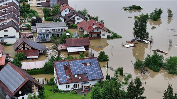 Teile von Meckenbeuren im Süden Baden-Württembergs sind überschwemmt.