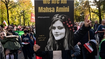 Teilnehmende einer Großdemonstration „Solidarität mit den Protestierenden im Iran“ am Großen Stern in Berlin.