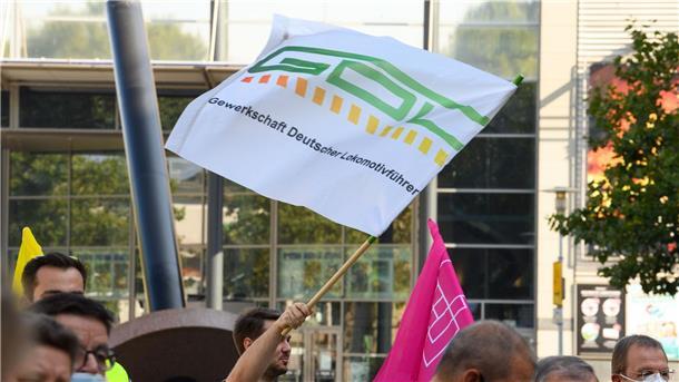 GDL leitet Urabstimmung über unbefristete Streiks ein Teilnehmende einer Kundgebung der Gewerkschaft Deutscher Lokomotivführer (GDL) vor dem Hauptbahnhof in Magdeburg.