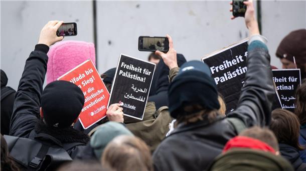 Aufgeheizte Stimmung bei Palästina-Demo an der FU Teilnehmer der propalästinensischen Kundgebung an der Freien Universität (FU) in Berlin. Die Uni steht von mehreren Seiten in der Kritik, nachdem ein jüdischer Student am Wochenende von seinem Kommilitonen geschlagen und verletzt wurde.