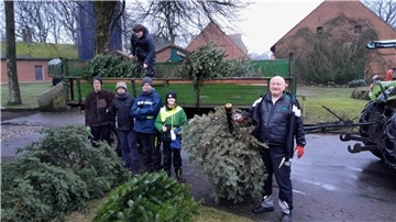 Teilnehmer der Weihnachtsbaum-Aktion der Evangelischen Jugend TaWiKi sammeln in Bülstedt Tannenbäume ein.
