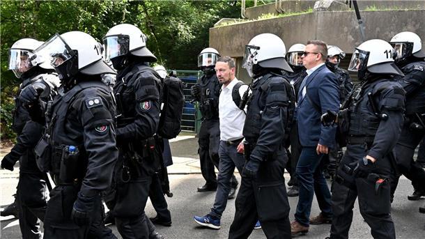 AfD-Führungsduo bleibt - Weidel will „Hippie-Wahn“ beenden Teilnehmer des AfD-Bundesparteitags werden von der Polizei zur Essener Grugahalle eskortiert.