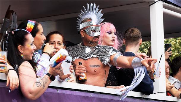 25.000 Menschen beim Bremer CSD Teilnehmer des Christopher Street Days (CSD). Tausende Menschen demonstrieren beim CSD in Bremen für ihre Rechte.