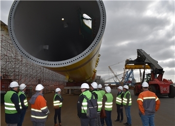 Teilnehmer des Offshore-Kongresses sahen bei einem Werksrundgang in Blexen auch dieses fertiggestellte, etwa 100 Meter lange und 1.300 Tonnen schwere Stahlfundament für den Windpark Gode Wind III. Steelwind hat es im Auftrag von Ørsted gefertigt.