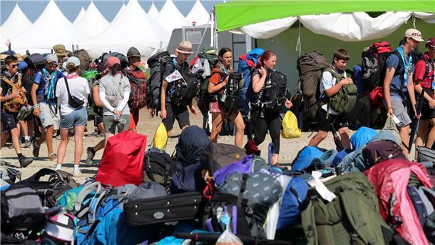 Teilnehmer des World Scout Jamboree verlassen ihr Camp.