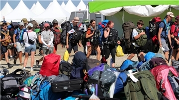 Teilnehmer des World Scout Jamboree verlassen ihr Camp.
