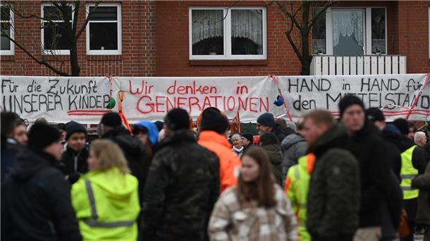 Weniger Demonstranten bei Mittelstands-Demo als erwartet Teilnehmer einer Demonstration des Mittelstandes in Leer.