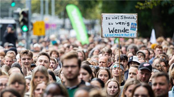 Tausende Menschen protestieren gegen Schnellstraßen-Ausbau Teilnehmer einer Demonstration gegen den Ausbau des Südschnellwegs in Hannover.
