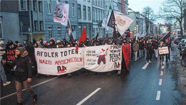 Keine Anklage wegen „AfDler töten.“ Teilnehmer einer Demonstration mit einem Plakat und der Aufschrift „AfDler töten. Nazis abschieben!“.