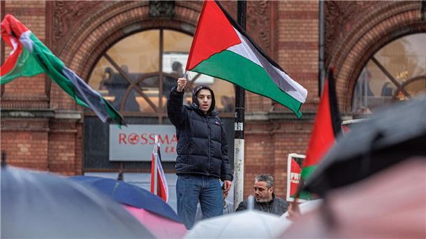 Teilnehmer einer Demonstration nehmen an einer Kundgebung unter dem Motto „Solidarität mit den Opfern Palästinas“ in Bremen teil.