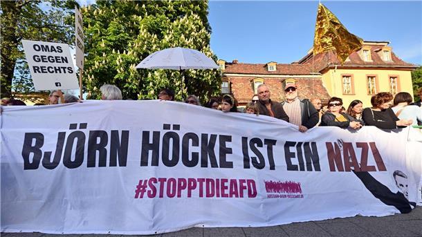 Teilnehmer einer Demonstration unter dem Motto „Stoppt die AfD!“ am Theaterplatz in Weimar während einer Kundgebung der AfD.