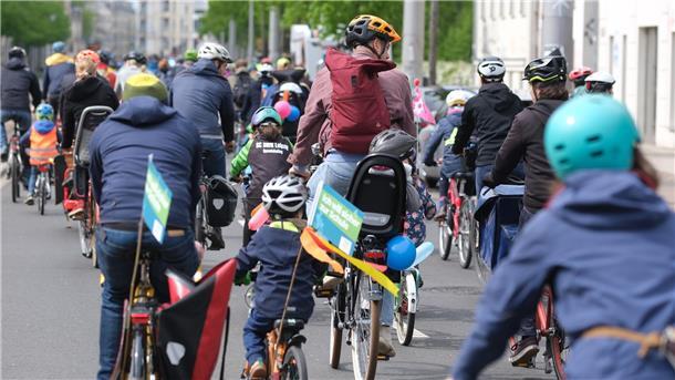 Teilnehmer einer Fahrraddemonstration fahren eine Straße entlang. Am 14. Mai ist in Tarmstedt eine Fahrraddemo geplant.