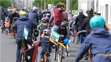 Teilnehmer einer Fahrraddemonstration fahren eine Straße entlang. Am 14. Mai ist in Tarmstedt eine Fahrraddemo geplant.
