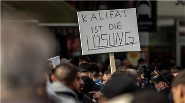 Teilnehmer einer Islamisten-Demo hielten bei der Demonstration am 27. April unter anderem ein Plakat mit der Aufschrift „Kalifat ist die Lösung“ in die Höhe.