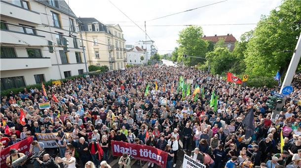 Demo in Berlin und Dresden nach Angriffen auf Politiker Teilnehmer einer Kundgebung anlässlich eines Angriffs auf einen SPD-Politiker auf dem Pohlandplatz in Dresden.