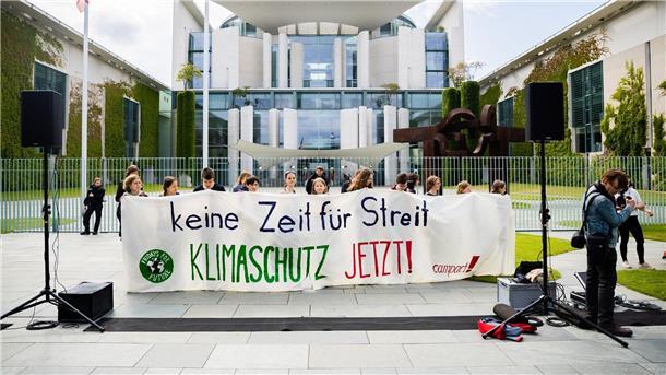 Protest von Fridays for Future in mehreren Städten Teilnehmer einer Kundgebung für mehr Klimaschutz von Fridays for Future haben sich vor dem Bundeskanzleramt in Berlin versammelt.