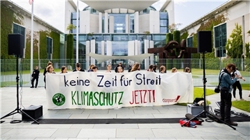 Teilnehmer einer Kundgebung für mehr Klimaschutz von Fridays for Future haben sich vor dem Bundeskanzleramt in Berlin versammelt.