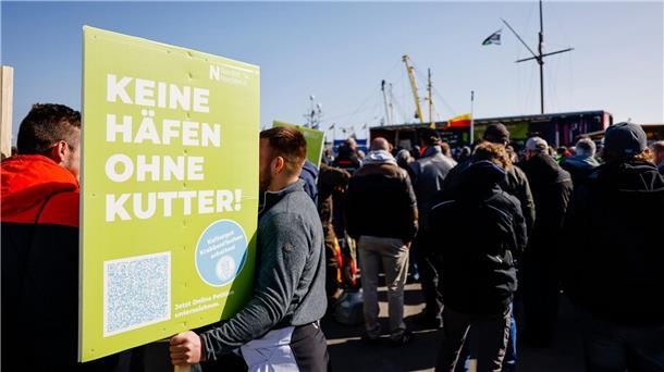 Teilnehmer einer Kundgebung stehen anlässlich der Agrarministerkonferenz zusammen.