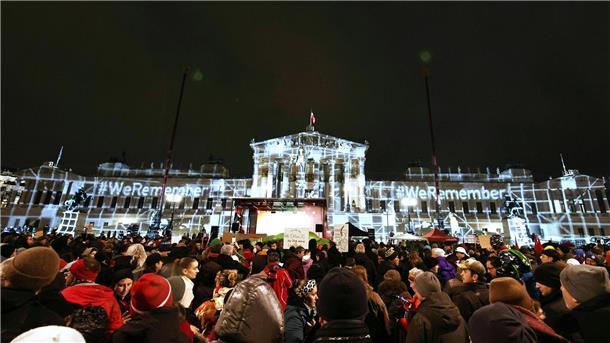 Erneut Proteste gegen rechts in mehreren Städten Teilnehmer einer Kundgebung unter dem Motto „Demokratie verteidigen: Wien steht auf gegen Rechtsextremismus und Rassismus“ haben sich vor dem Parlament in Wien versammelt.