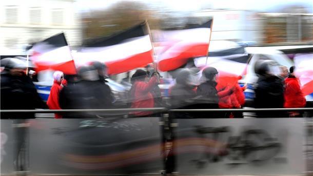 Deutlich mehr Menschen teilen rechtsextreme Positionen Teilnehmer einer Neonazi-Demonstration werden von der Polizei begleitet (Symbolbild).
