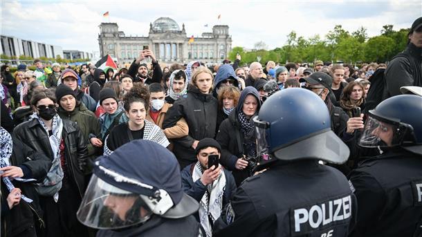 Palästina-Camp geräumt - Demonstranten werden weggeschleppt Teilnehmer einer spontanen Unterstützungsversammlung gegen die Räumung des propalästinensischen Protestcamps stehen vor Polizeibeamten.