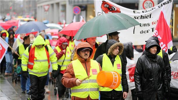 Schlangen vor Weihnachten: Warnstreik im Einzelhandel Teilnehmer einer Verdi-Kundgebung gehen mit Plakaten durch die Innenstadt.