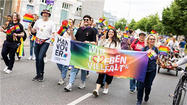 Teilnehmer gehen beim Christopher Street Day (CSD) durch Hannover.