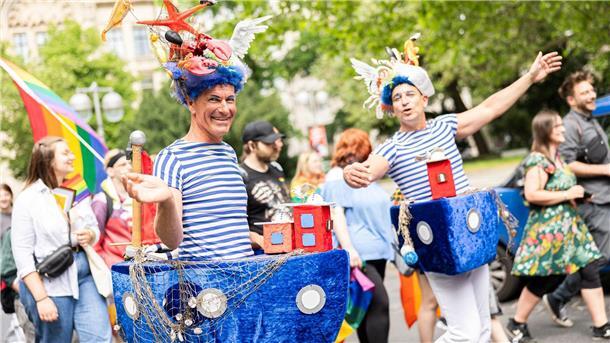 LSVD fordert Eintreten gegen Hasskriminalität Teilnehmer gehen beim Christopher Street Day (CSD) durch die Innenstadt.