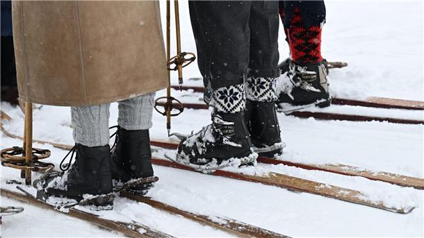 Historisches Rennen „Nostalski“ mit Ski aus Holz Teilnehmer mit ihren Holzskiern warten auf den Start des Rennens „Nostalski“ am Barmseelift.