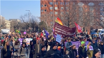 Teilnehmer während einer Demonstration in Berlin-Mitte: Sie fordern unter anderem bessere Lebens- und Arbeitsbedingungen für Frauen.