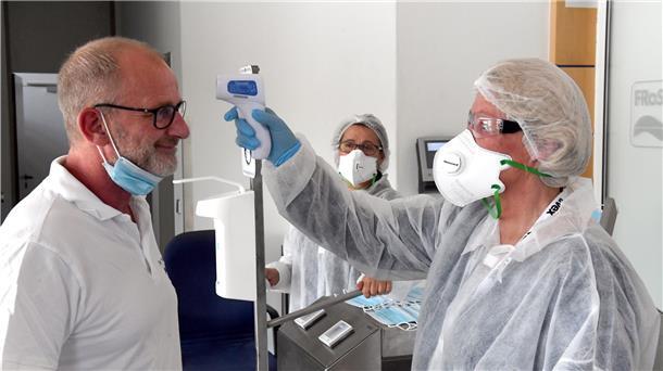 Temperaturmessen bei Frosta-Werksleiter Frank Hoogestraat: 36,2 Grad zeigt das Thermometer von Angelika Rodmann an.