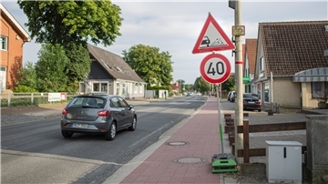 ausgebesserte Straße mit Schild Tempo 40 und Achtung, Split