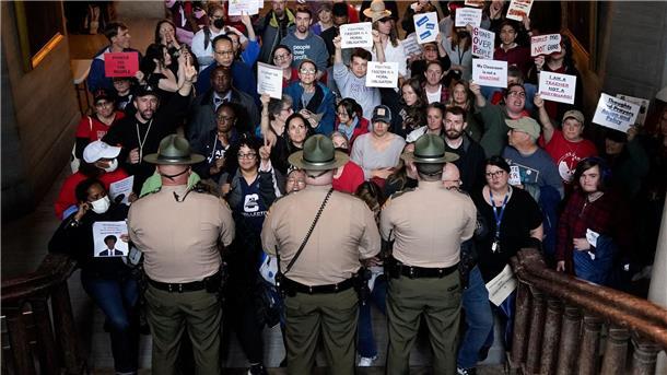 Tennessee State Troopers blockieren das Treppenhaus, das zu den Parlamentskammern führt.