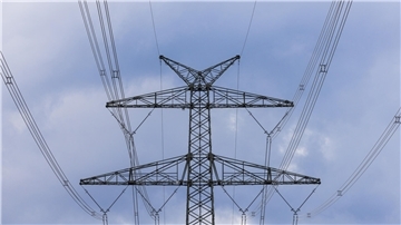 Tennet lässt das Stromnetz verstärken, um auf See erzeugten Windstrom an Land zu transportieren. Dazu werden auch zwischen Kleinensiel und Conneforde Masten ertüchtigt oder erneuert.