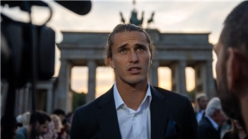 Tennisprofi Alexander Zverev lässt seinen Start bei den Davis-Cup-Finals noch offen. 