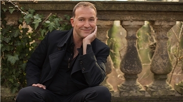 Tenor Björn Casapietra erläutert im Interview, warum Musik in diesen Zeiten nicht nur unterhalten sollte.