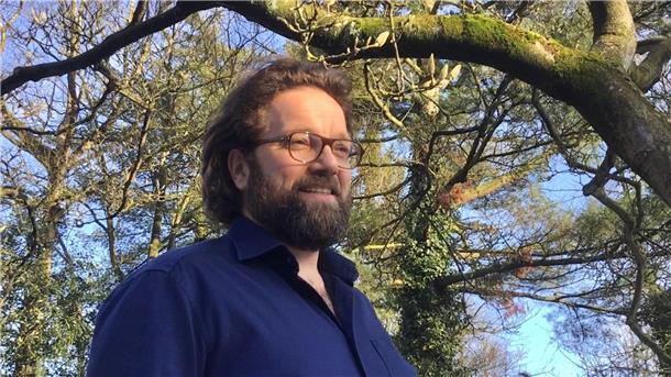 Tenor Mirko Roschkowski hat drei Jahre darauf gewartet, den „Werther“ - Goethes weltliterarische Titelfigur - in der Oper von Jules Massenet zu singen. In seiner Wahlheimat Bremerhaven geht der 46-Jährige kurz vor der Premiere im eigenen Garten die anspruchsvolle Rolle - und die nächste höllisch schwierige Partie durch. 