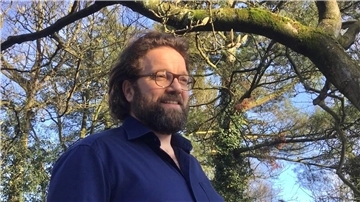 Tenor Mirko Roschkowski hat drei Jahre darauf gewartet, den „Werther“ - Goethes weltliterarische Titelfigur - in der Oper von Jules Massenet zu singen. In seiner Wahlheimat Bremerhaven geht der 46-Jährige kurz vor der Premiere im eigenen Garten die anspruchsvolle Rolle - und die nächste höllisch schwierige Partie durch. 