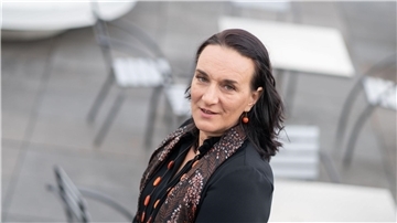 Terérzia Mora legt mit „Muna oder die Hälfte des Lebens“ einen großen Roman vor.