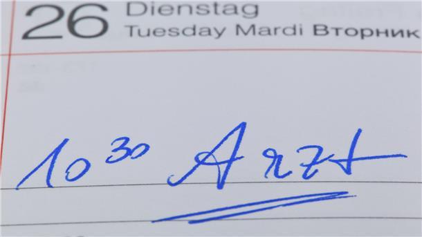 Ist eine Strafgebühr bei versäumten Arztterminen zulässig? Das sagt der Senat Ein Arzttermin ist in einen Kalender eingetragen.