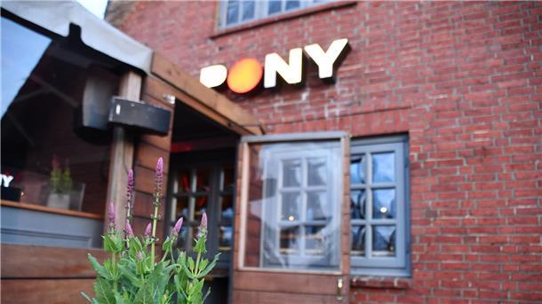 Dutzende versammeln sich zu Mahnwache auf Sylt Terrasse des Club „Pony“ in Kampen (Sylt): Hier hatten Party-Gäste zu Pfingsten rassistische Lieder gegrölt.