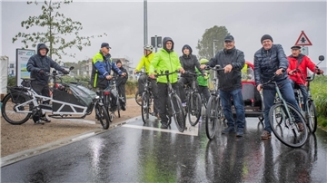 Testeten die neue Radstrecke - angesichts des Dauerregens aber kurz: Oberbürgermeister Melf Grantz (Dritter von rechts) und Bürgermeister Torsten Neuhoff (Zweiter von rechts) mit einigen weiteren Gästen bei der Eröffnung.