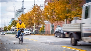 Testfahrt mit Videokamera am Kopf: Reporterin Maike Wessolowski hat den neuen Radfahrstreifen auf der Kennedybrücke, der verbindlich zu nutzen ist, getestet.