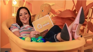 Testsitzen im Bällebad im Studio von „Volles Haus!“: Jasmin Wagner moderiert die neue Sendung zusammen mit Schauspieler Jochen Schropp.