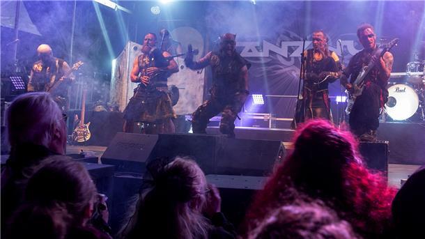 Teuflisch gut war die Show von Tanzwut, die zu später Stunde selbst erschöpfte Gebeine in Wallung brachten.