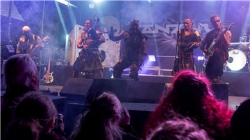 Teuflisch gut war die Show von Tanzwut, die zu später Stunde selbst erschöpfte Gebeine in Wallung brachten.