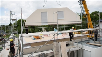Bauarbeiter bauen ein Haus.