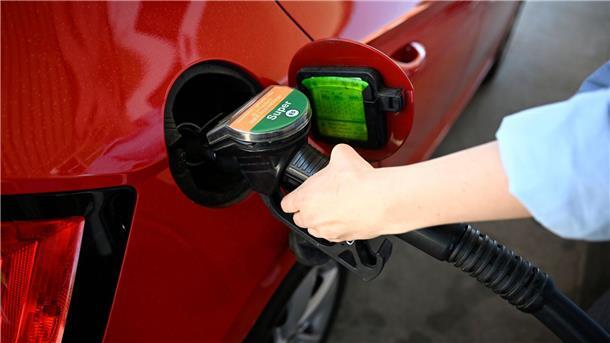 Inflation fällt auf 2,0 Prozent – günstigere Energie hilft Teures Tanken: Die Energiepreise beeinflussen die Inflation stark (Archivbild)