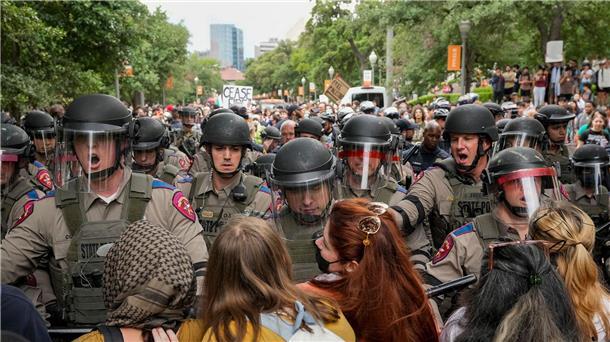Texas State Troopers versuchen einen pro-palästinensischen Protest an der University of Texas aufzulösen.