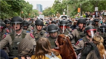 Texas State Troopers versuchen einen pro-palästinensischen Protest an der University of Texas aufzulösen.